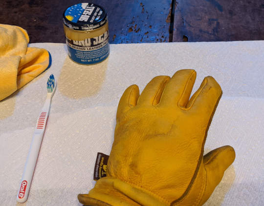 sno seal on gloves